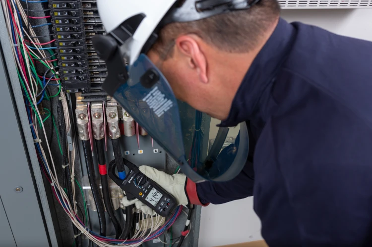 CM85-2_electrician.jpg