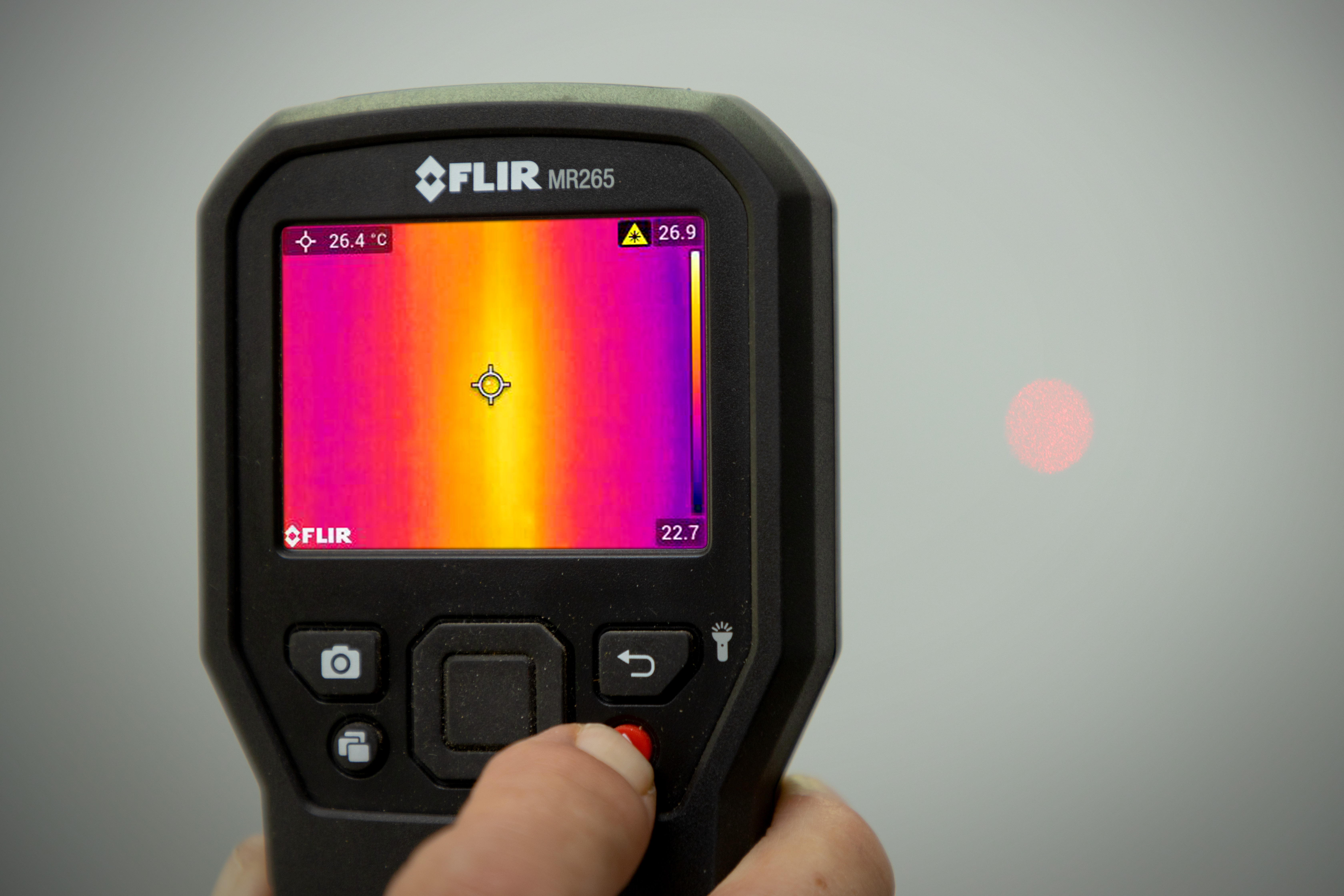 MR265_app_thermal_in_hand.jpg.jpg