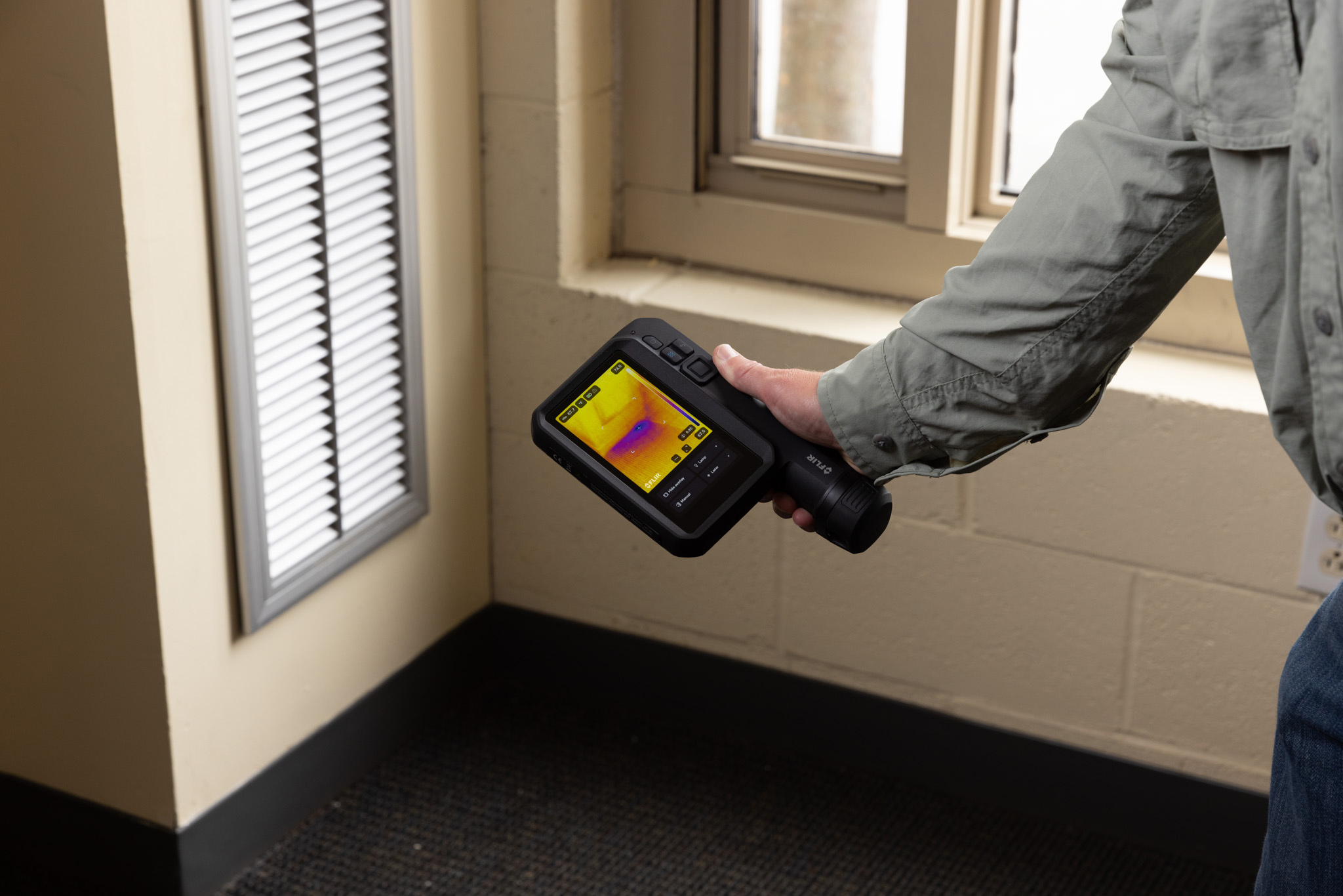Flir-iXX-app-building-heat-lose-close-up.jpg